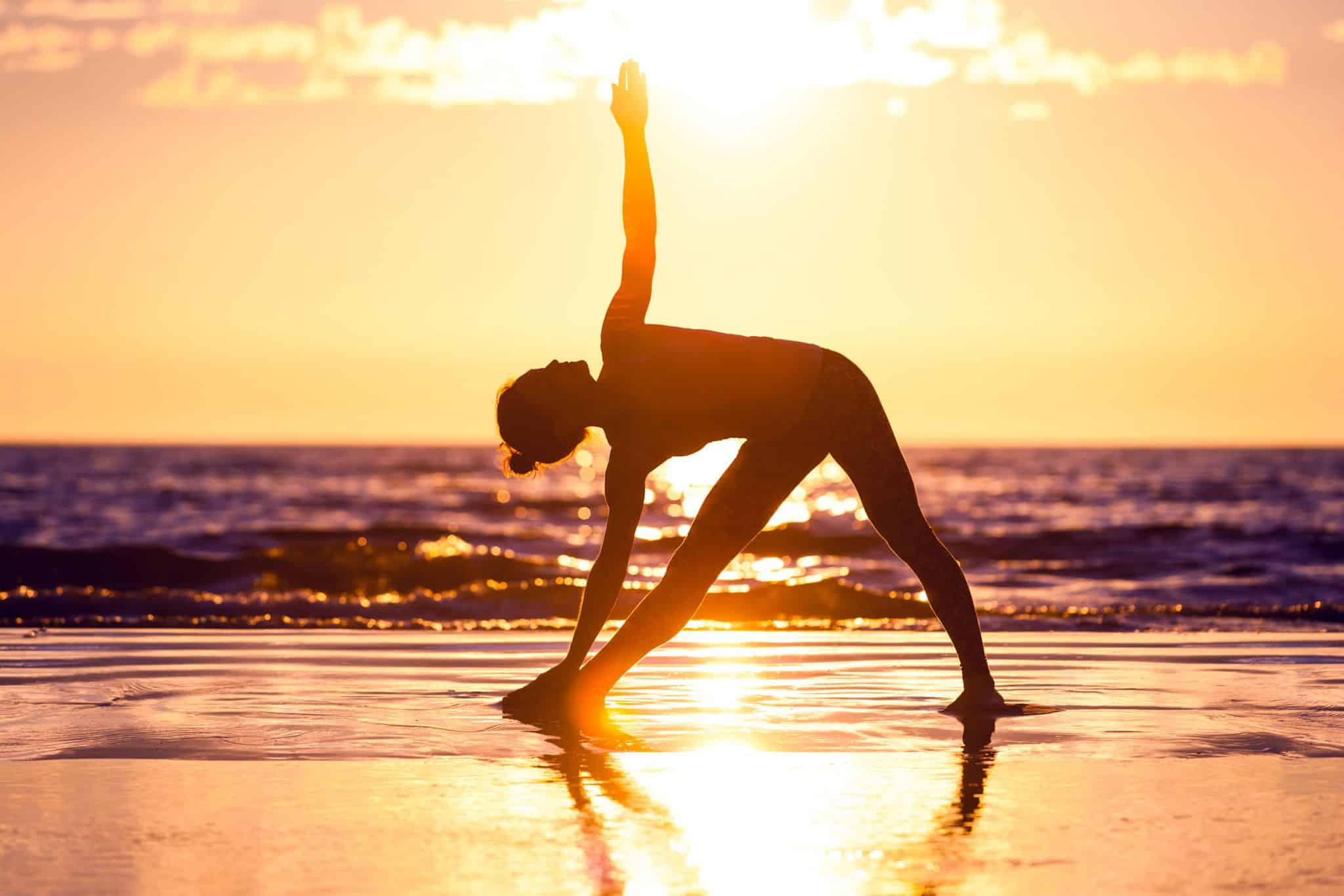 Ощущение равновесие. Йога на пляже девушка. Доброе утро йога. Йога на берегу моря. Йога для бодрого утра.