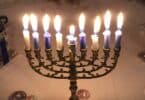 Imagem de um candelabro com velas acesas - Chanuka