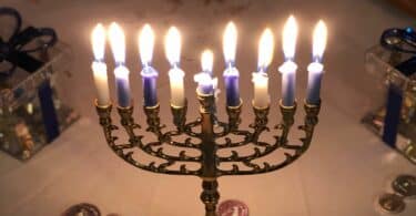 Imagem de um candelabro com velas acesas - Chanuka