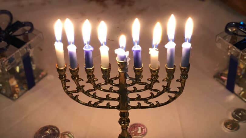 Imagem de um candelabro com velas acesas - Chanuka