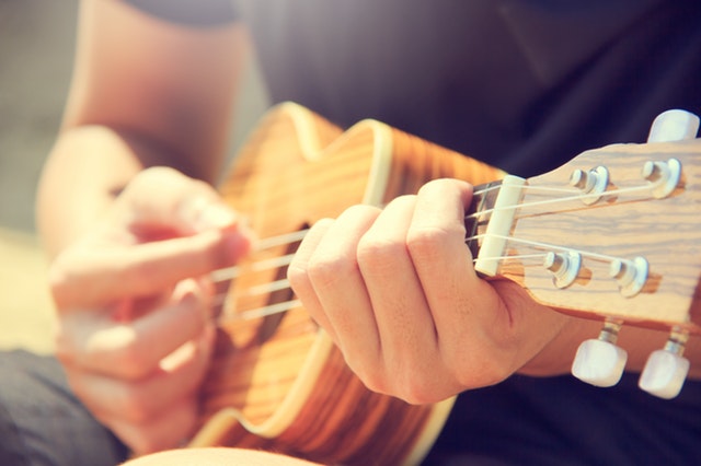 Homem tocando ukulele.