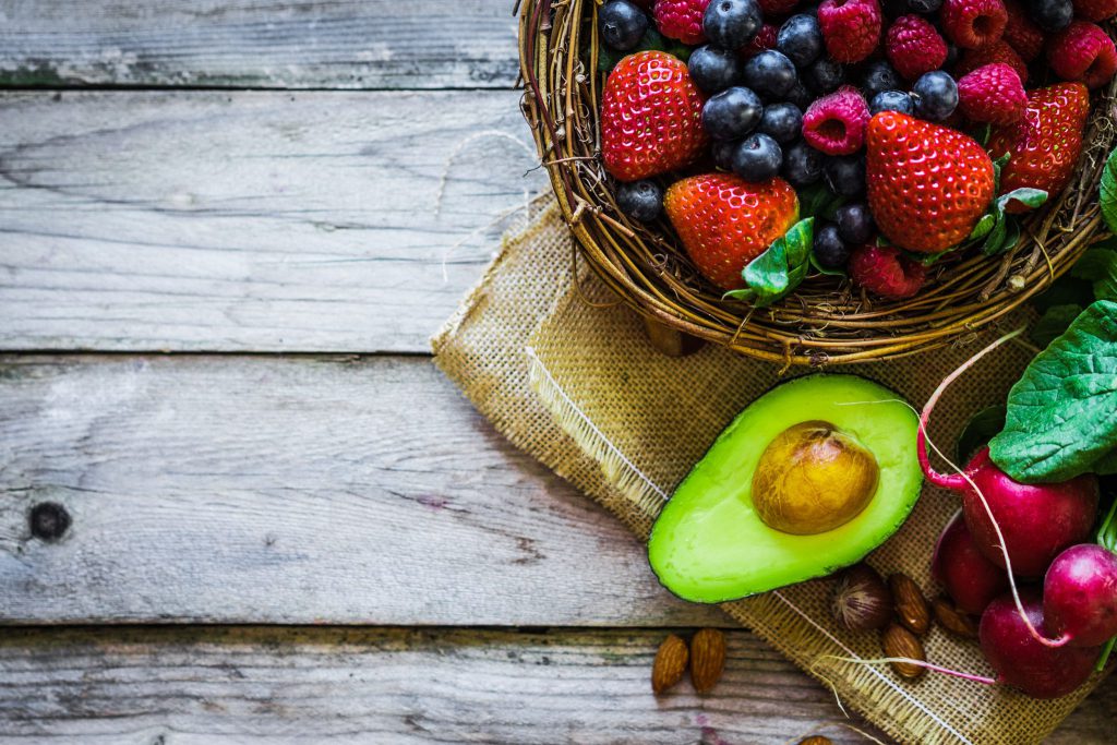 Cesta de frutas numa mesa de madeira.