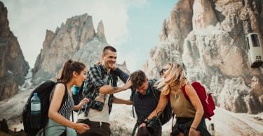 Grupo de amigos rindo em uma montanha