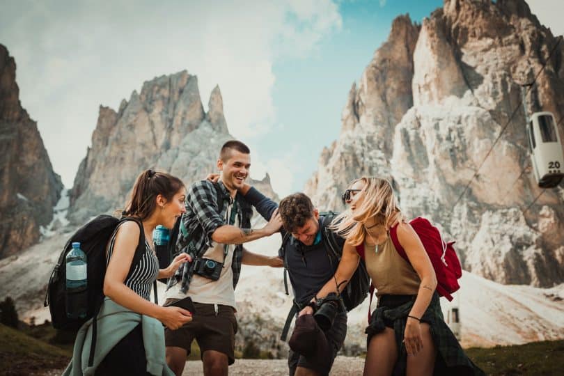 Grupo de amigos rindo em uma montanha