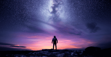 Homem observando o céu estrelado