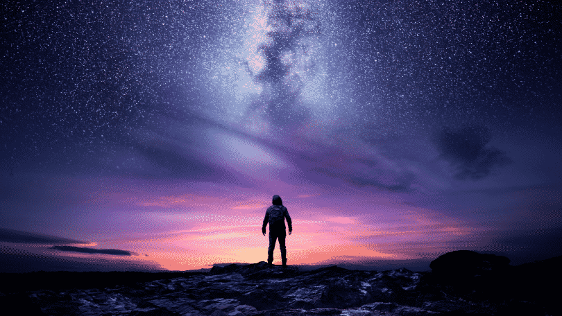 Homem observando o céu estrelado