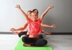 Crianças fazendo yoga com mulher jovem.