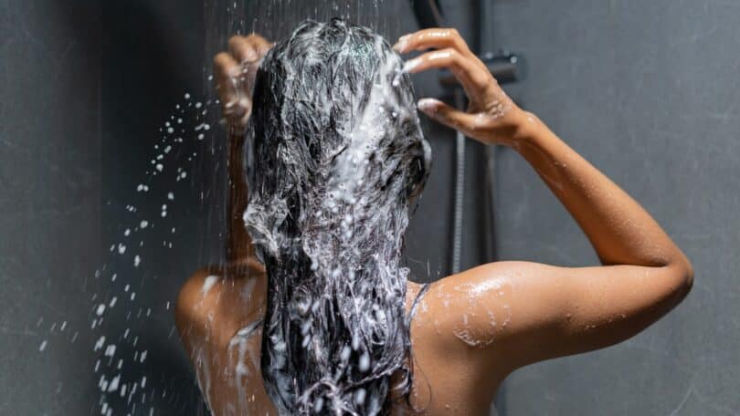 Mulher hidratando o cabelo
