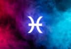 signo de Peixes iluminado em azul com fumaça colorida no fundo.