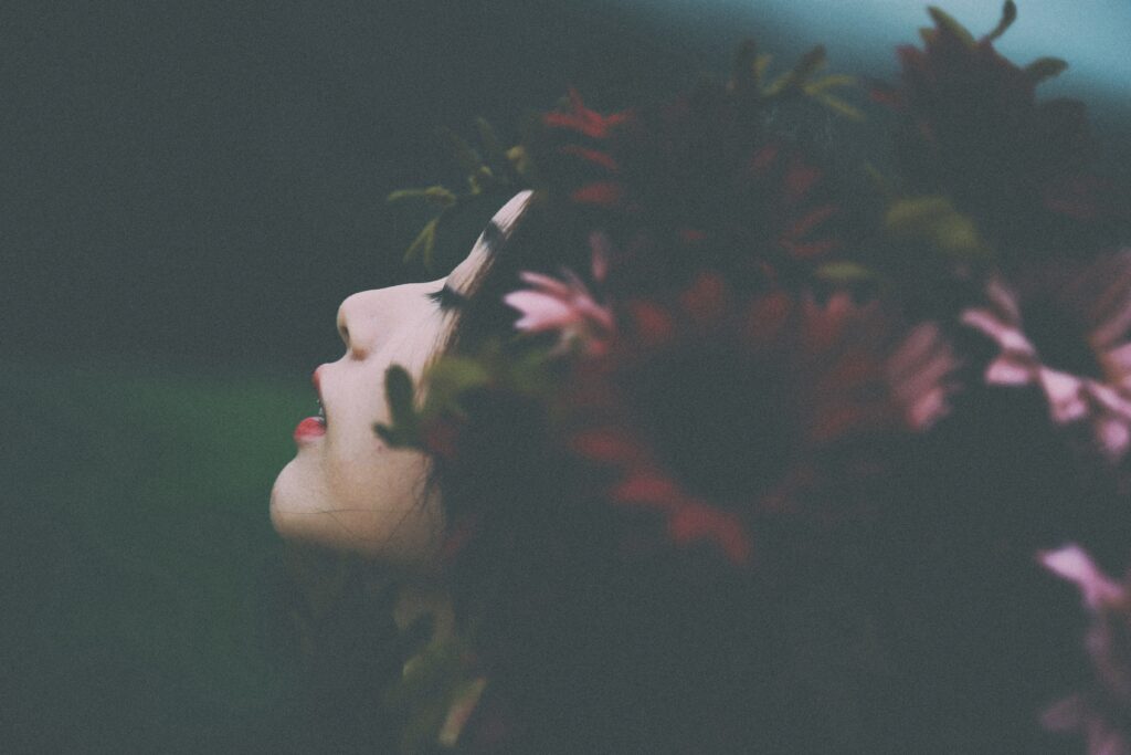 Moça asiática com flores no cabelo.