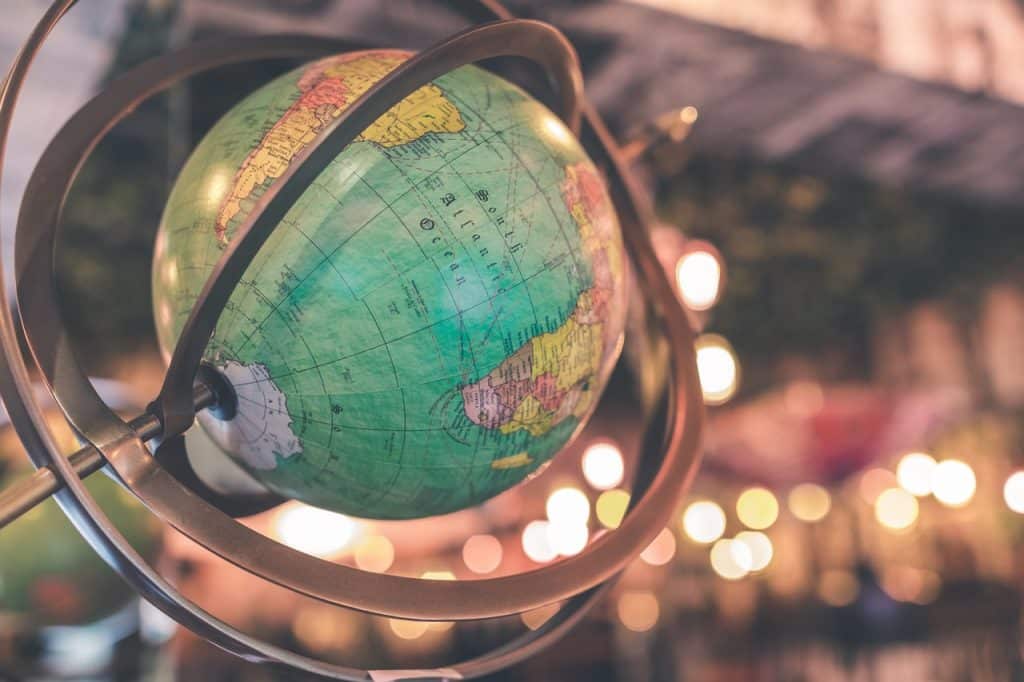 Imagem do globo terrestre com o fundo desfocado