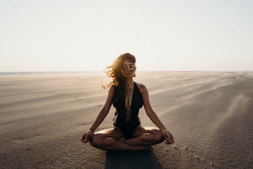 Mulher de olhos fechados meditando