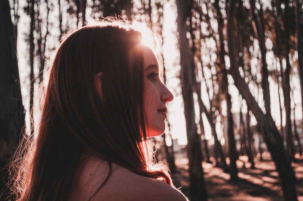 Mulher em uma floresta olhando para o lado