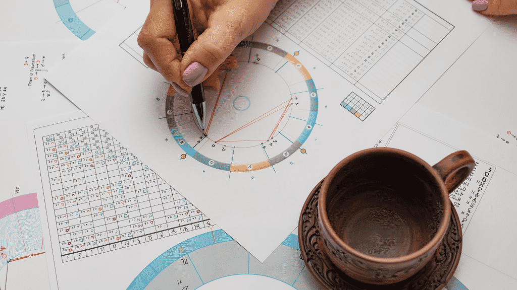 Mesa de astróloga trabalhando em suas previsões