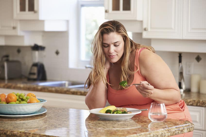 mulher comendo vegetais