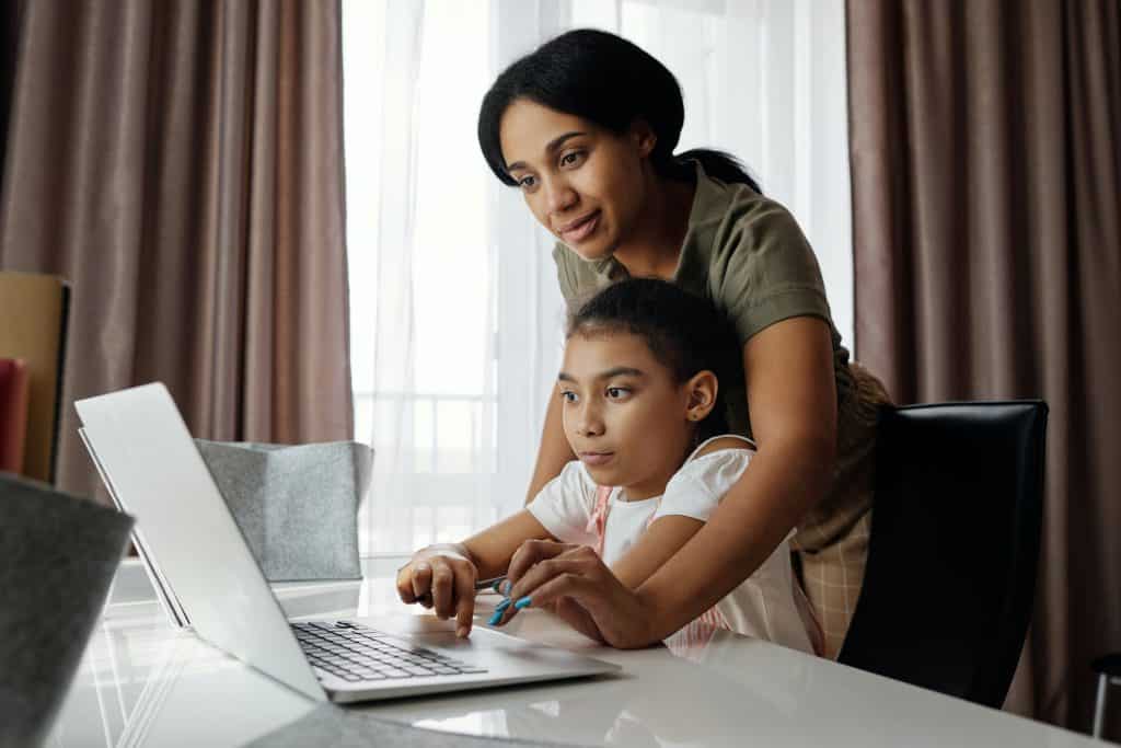 Criança e mãe usando computador