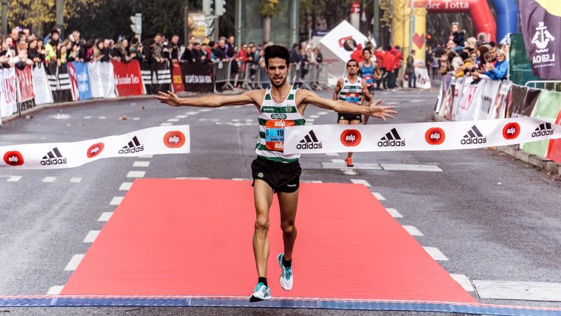 Homem finalizando uma corrida como vencedor.