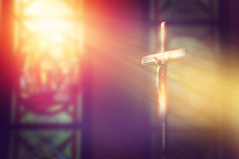 Crucifixo na Igreja sendo iluminado pelo sol