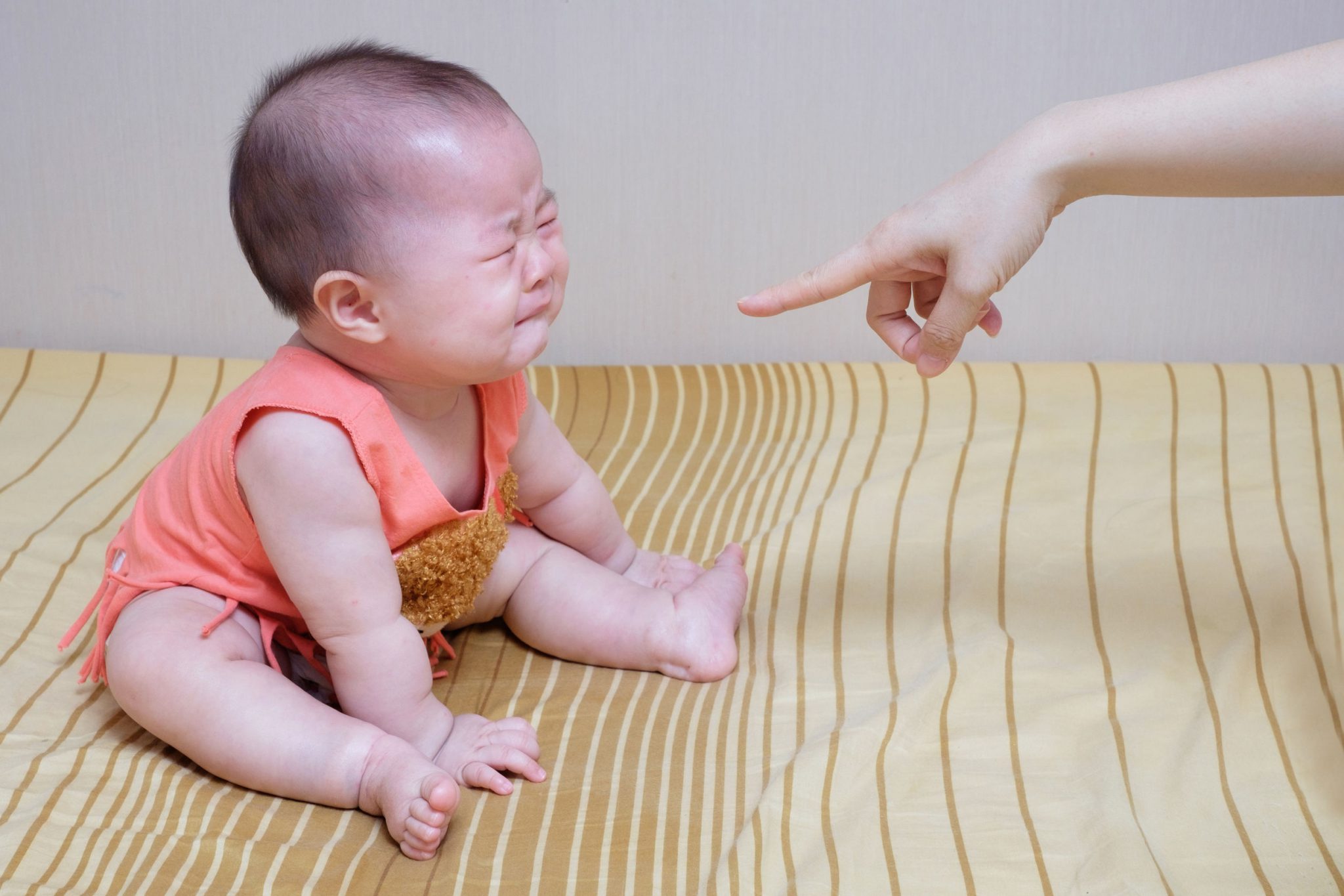 У ребенка непрерывный. Ребенок Азиат плачет. Ребенок какает. Новорожденный ребенок Азиат. Последствия раннего присаживания девочек фото.