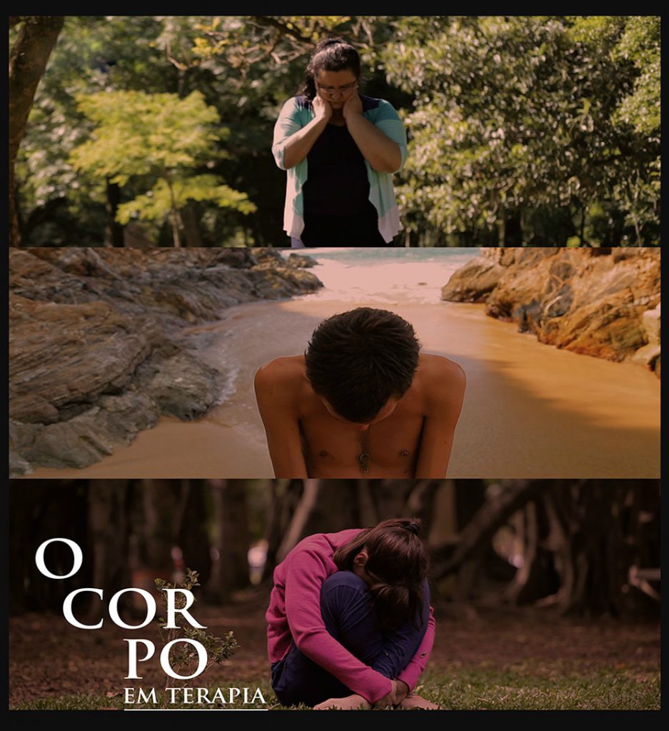 Foto composição de cenas do documentário “O Corpo em Terapia”, dividida horizontalmente em 3 partes: uma mulher morena rodeada por árvores, abaixa levemente a cabeça e apoia o rosto nas mãos. Imagem do peito para cima mostra rapaz moreno nu com a cabeça baixa, ao fundo um rio lamacento ladeado por pedras. Uma figura feminina com blusa rosa e calça marinho sentada em posição fetal no chão de grama. A cabeça encaixada entre os joelhos esconde o rosto. Ao lado esquerdo, uma pequena muda de planta, sobreposto em letras brancas lê-se: O corpo em terapia.