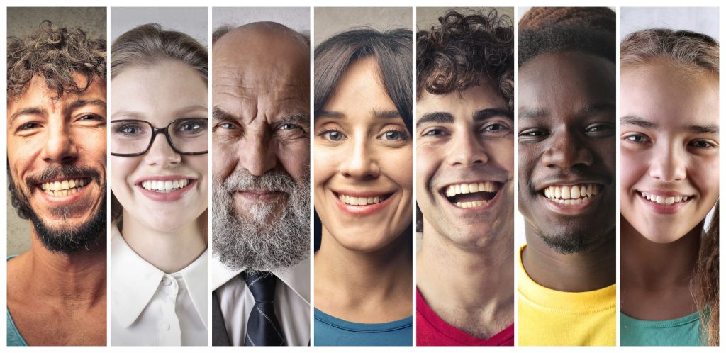 Sete fotos diferentes, uma ao lado da outra, de pessoas sorrindo.