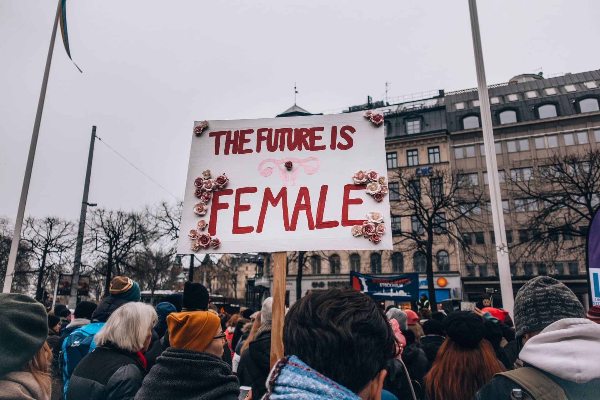 Cartaz com o texto "The future is female" com flores ao redor.