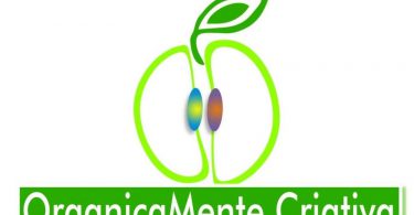 Logo da Organicamente Criativa: Contorno de uma maça verde com o nome logo abaixo.