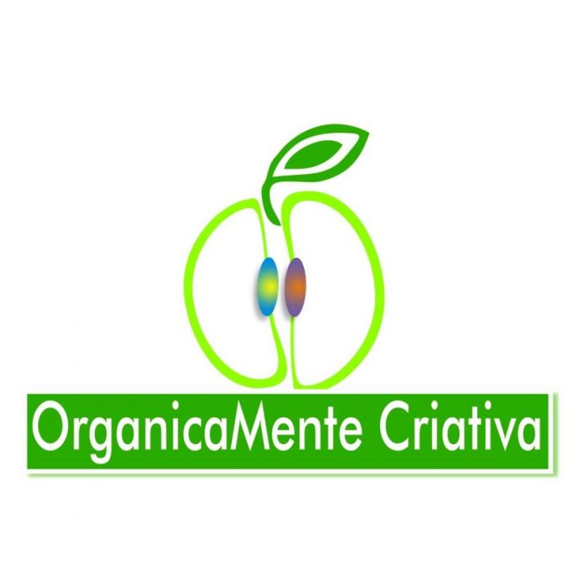 Logo da Organicamente Criativa: Contorno de uma maça verde com o nome logo abaixo.