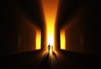Duas silhuetas caminhando em direção à 3 portas luminosas.