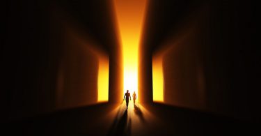 Duas silhuetas caminhando em direção à 3 portas luminosas.