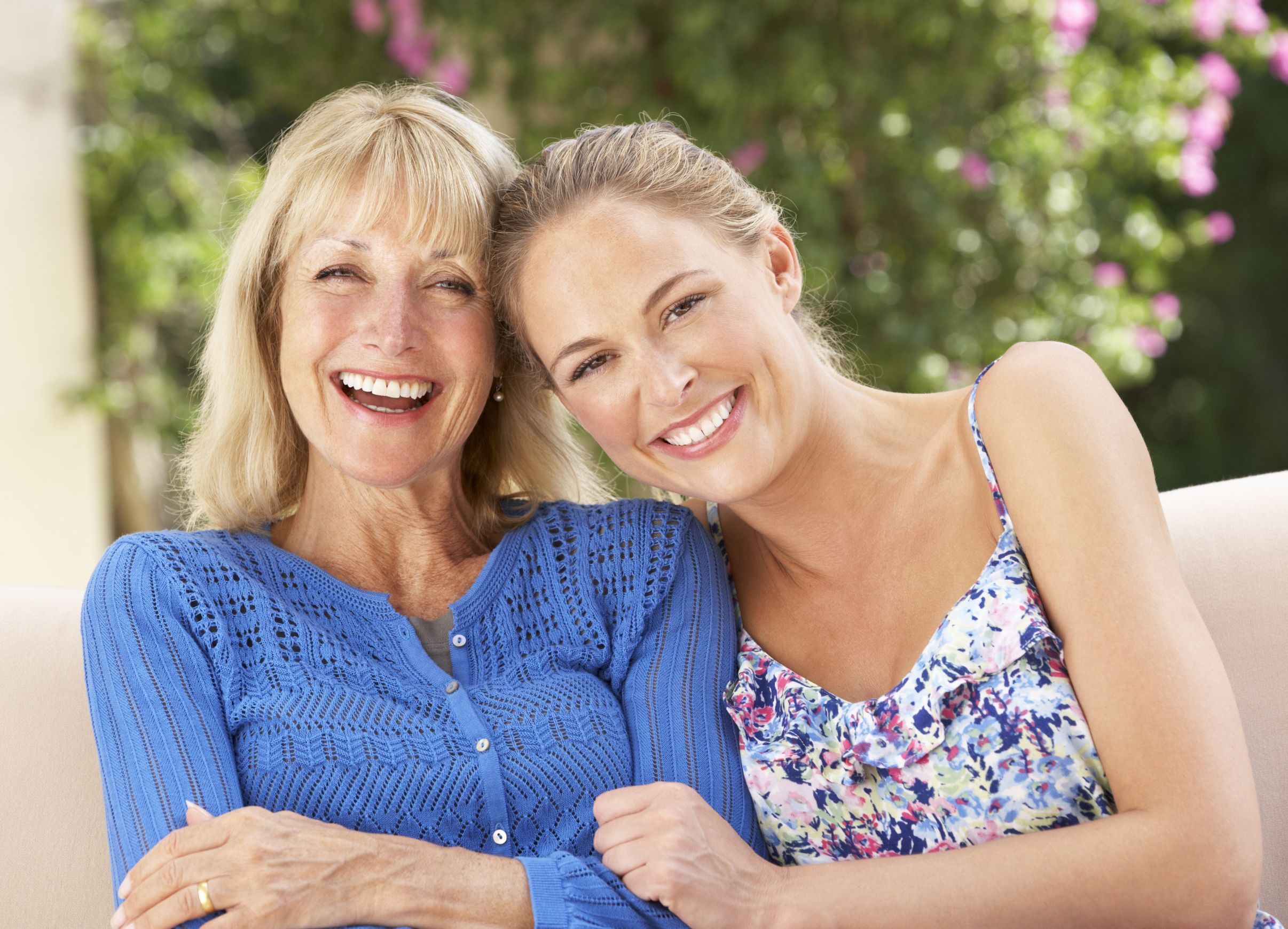 Stepmother daughter. Две женщины в возрасте. Женщина мама. Мама и взрослая дочка. Подруги в возрасте.