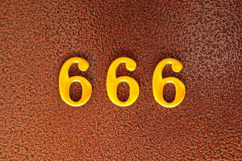 Imagem com o número 666 escrito em amarelo.