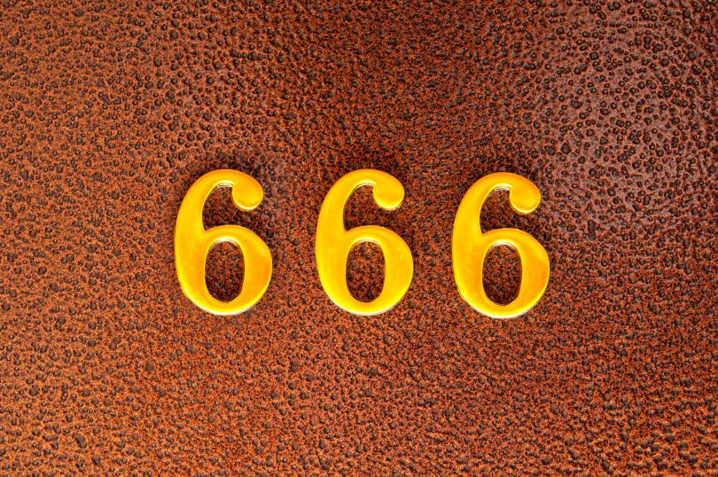 Imagem com o número 666 escrito em amarelo.