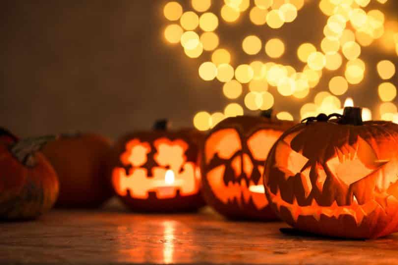 Abóboras iluminadas de Halloween sobre uma mesa.