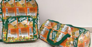 Bolsa e mochila feitas de embalagem de suco tang