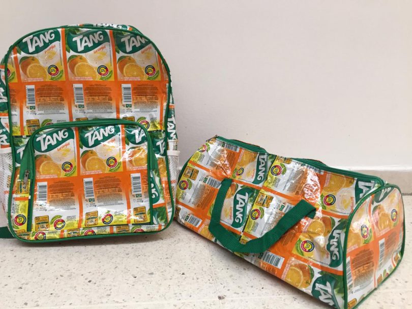 Bolsa e mochila feitas de embalagem de suco tang