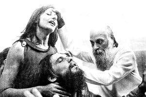 Osho com as mãos na cabeça de um homem e uma mulher, que estão em estase.