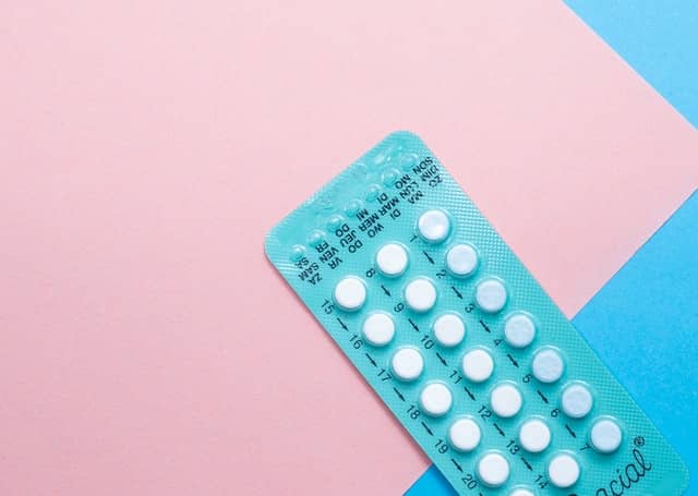 Cartela de anticoncepcional oral sobre uma mesa.