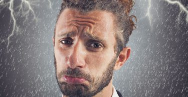 Retrato de homem triste negócios com tempestade fundo