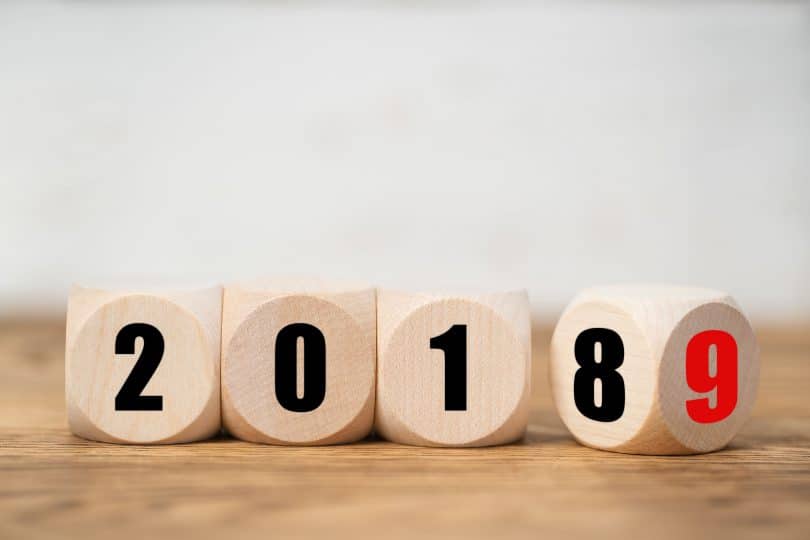 cubos de madeira escritos, formando o ano 2018, onde o cubo do número 8 está se virando para mostrar o número 9. Conceito de ano novo.