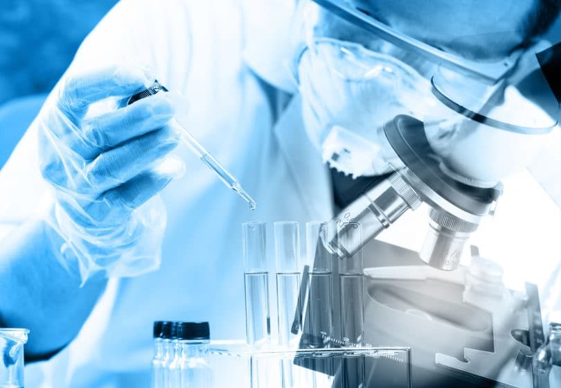 cientista misturando líquidos químicos em um laboratório.