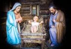José, Maria e Jesus. Jesus ainda recém-nascido na manjedoura.