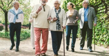 Grupo de pessoas idosas caminhando ao ar livre