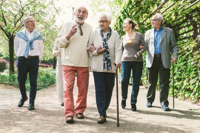 Grupo de pessoas idosas caminhando ao ar livre