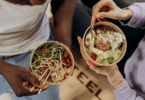 Close-ups em tigelas de pessoas comendo