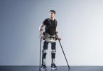 Paraplégico usando exoesqueleto par andar.