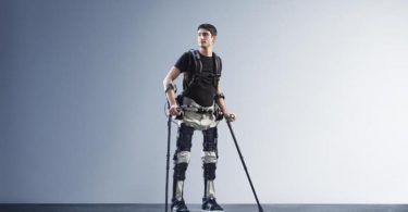 Paraplégico usando exoesqueleto par andar.