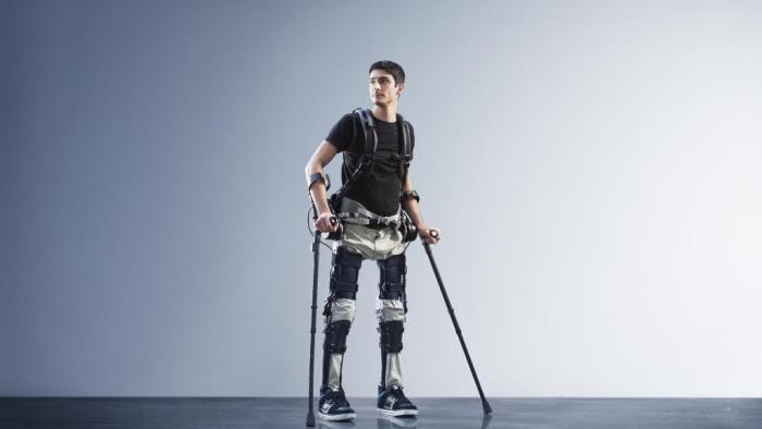 Paraplégico usando exoesqueleto par andar.