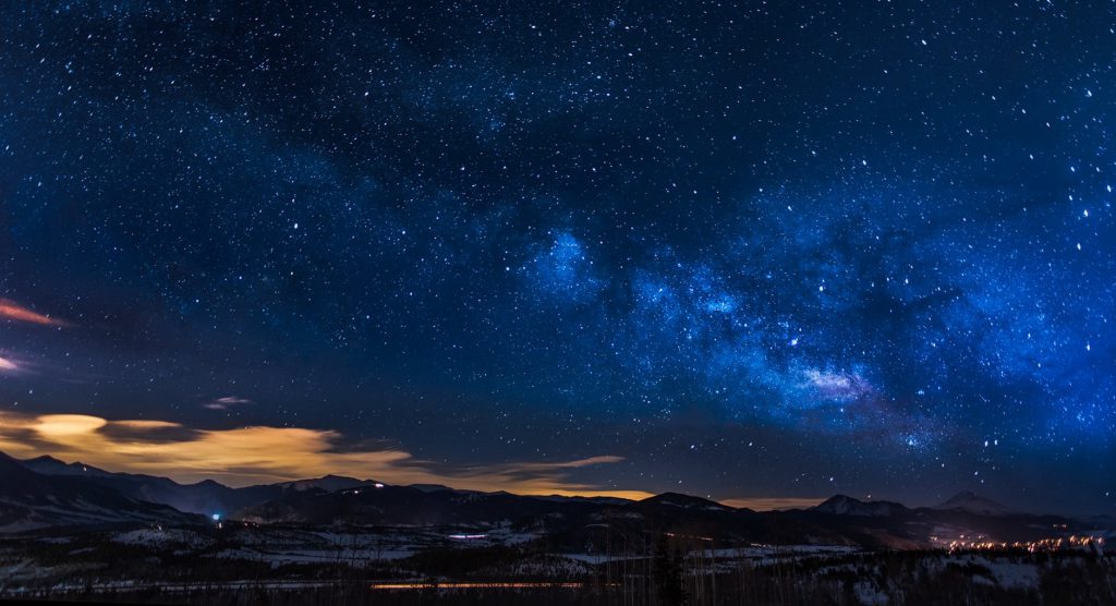 Céu noturno estrelado.