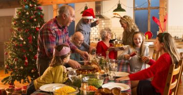 Foto de família durante a ceia de natal.